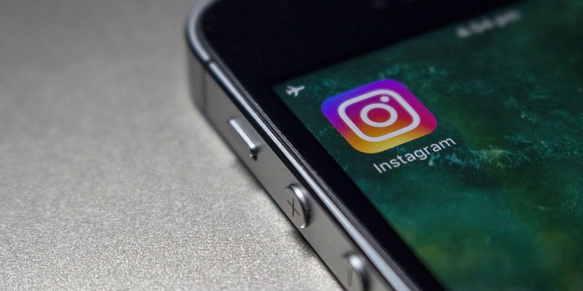 インスタのストーリーとは?保存やシェア方法、足跡がつかないで見る方法など詳しく解説