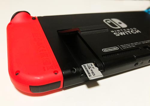 Nintendo SwitchにmicroSDXCカードを挿入している写真