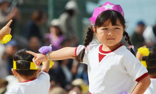 運動会で演技をする子供のイメージ画像