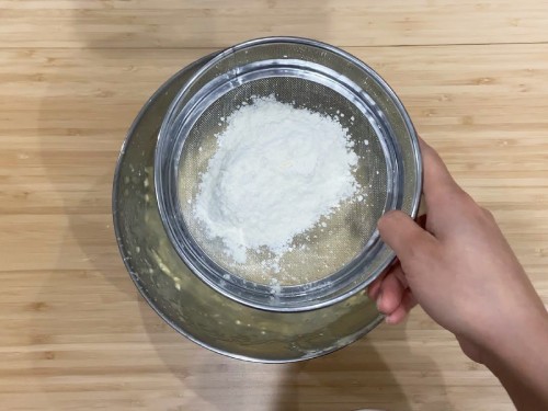 粉をふるいにかけて混ぜる