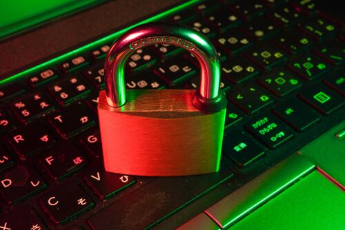 ChatGPTの利用で情報漏洩するリスクはある?対策方法は?