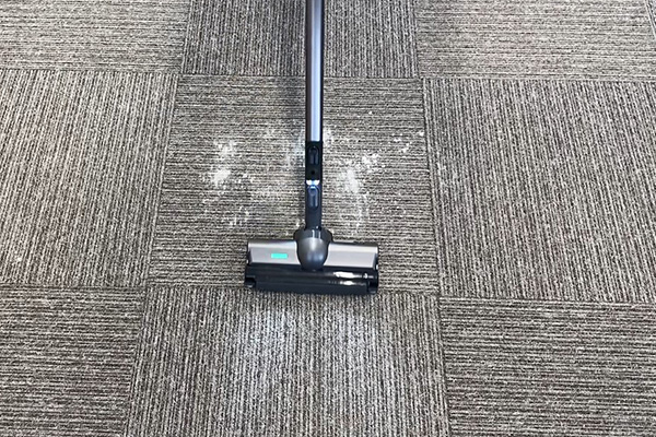 カーペット 粉掃除中