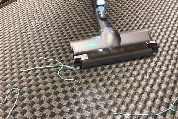 畳 糸くずを掃除中