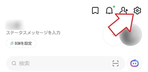 ホーム画面を開き、右上にある歯車アイコンをタップします。